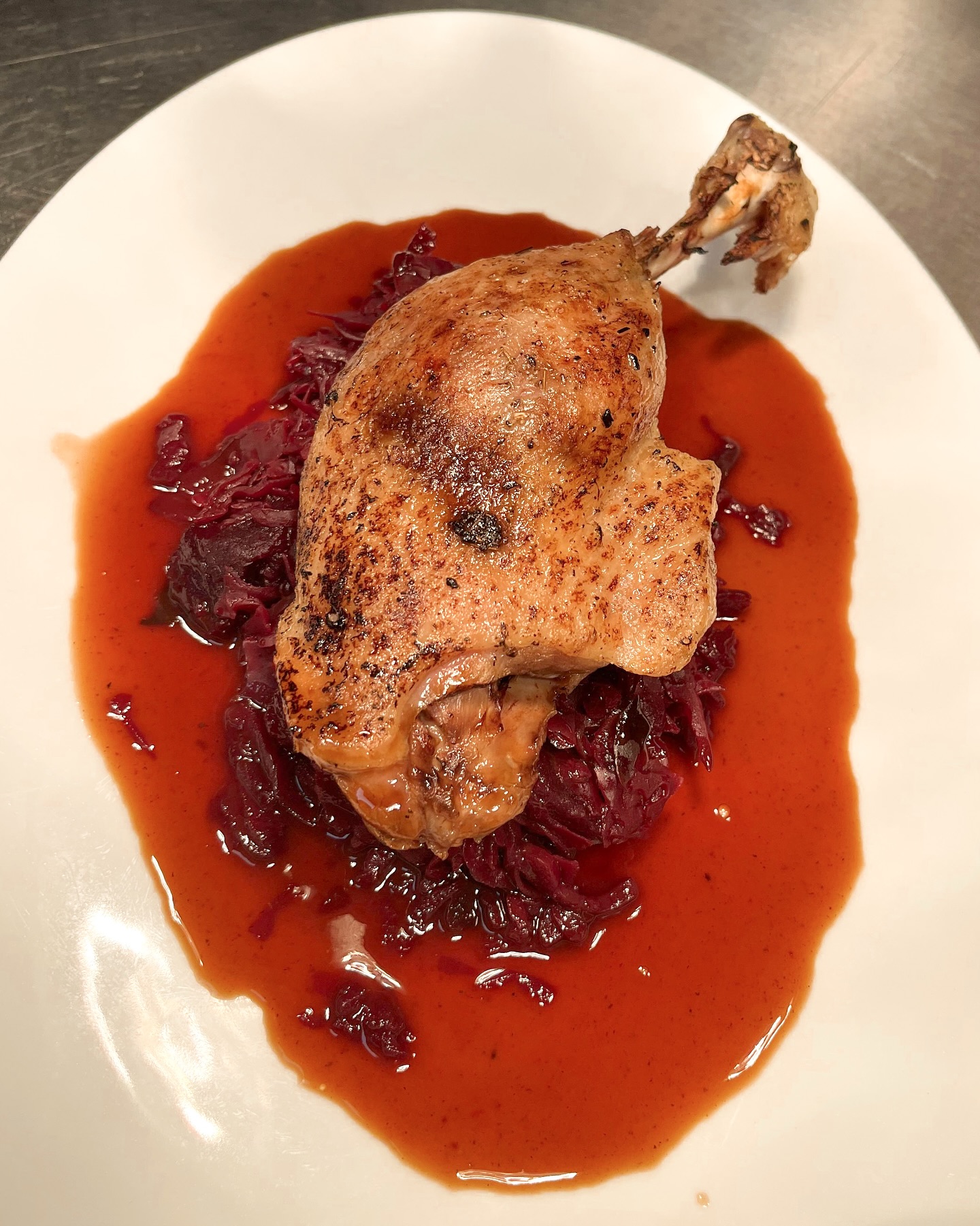 Genieße den Geschmack des Herbstes 🍂
Zarte Entenkeule, hausgemachter Apfelrotkohl & Kartoffelknödel – perfekt abgestimmt mit unserer leckeren Soße🧡
#knittlingen #enzkreis #faustgeburtshaus #welovefaust#gasthausfaust #dasfaust#gasthaus #appartements #dasfaustknittlingen #faustappartements#food #catering #foodlover