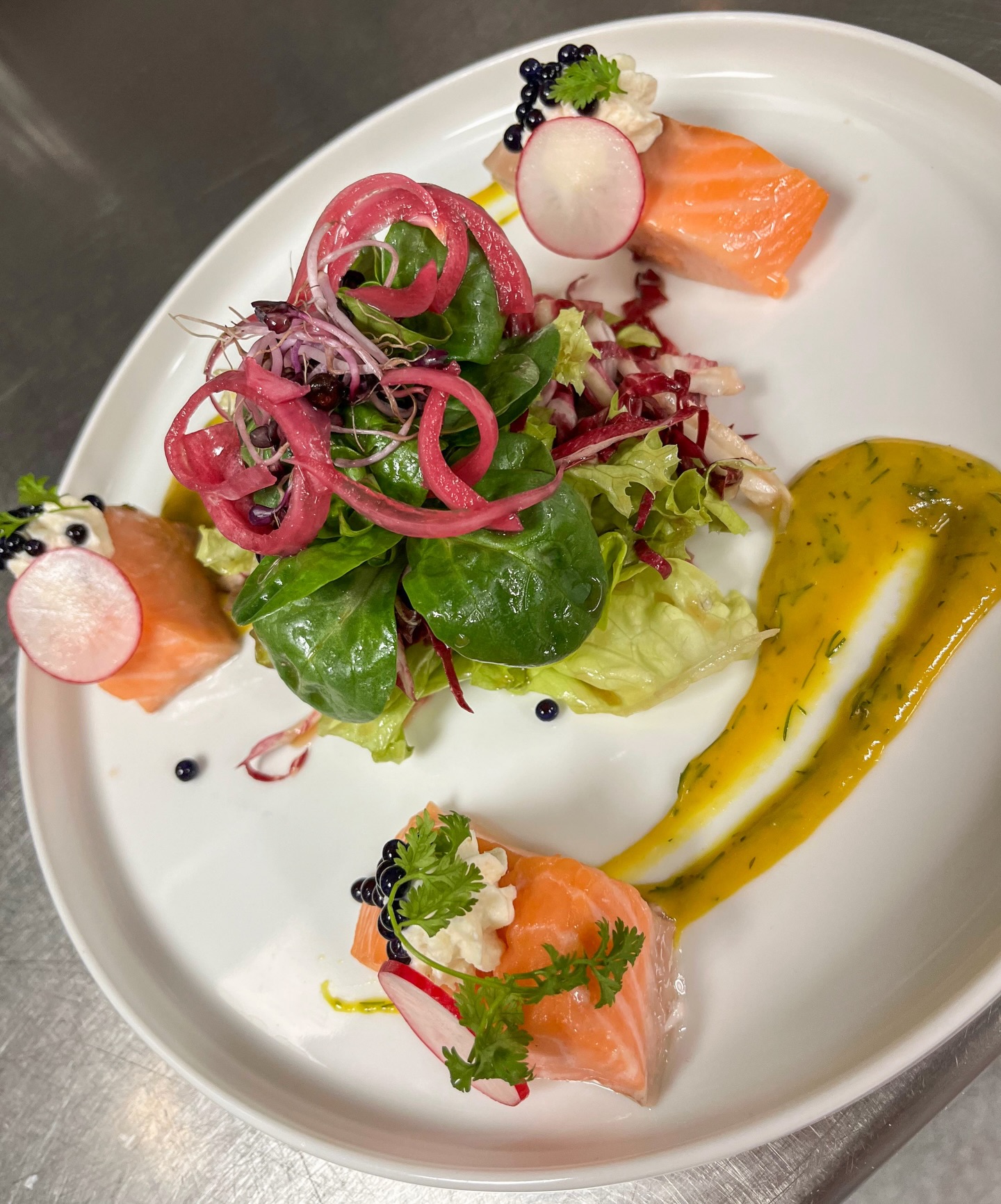 Sanft gegarter Schottischer Lachs mit Caviar-Crème 🥰
#knittlingen #enzkreis #faustgeburtshaus #welovefaust#gasthausfaust #dasfaust#gasthaus #appartements #dasfaustknittlingen #faustappartements#food #catering #foodlover