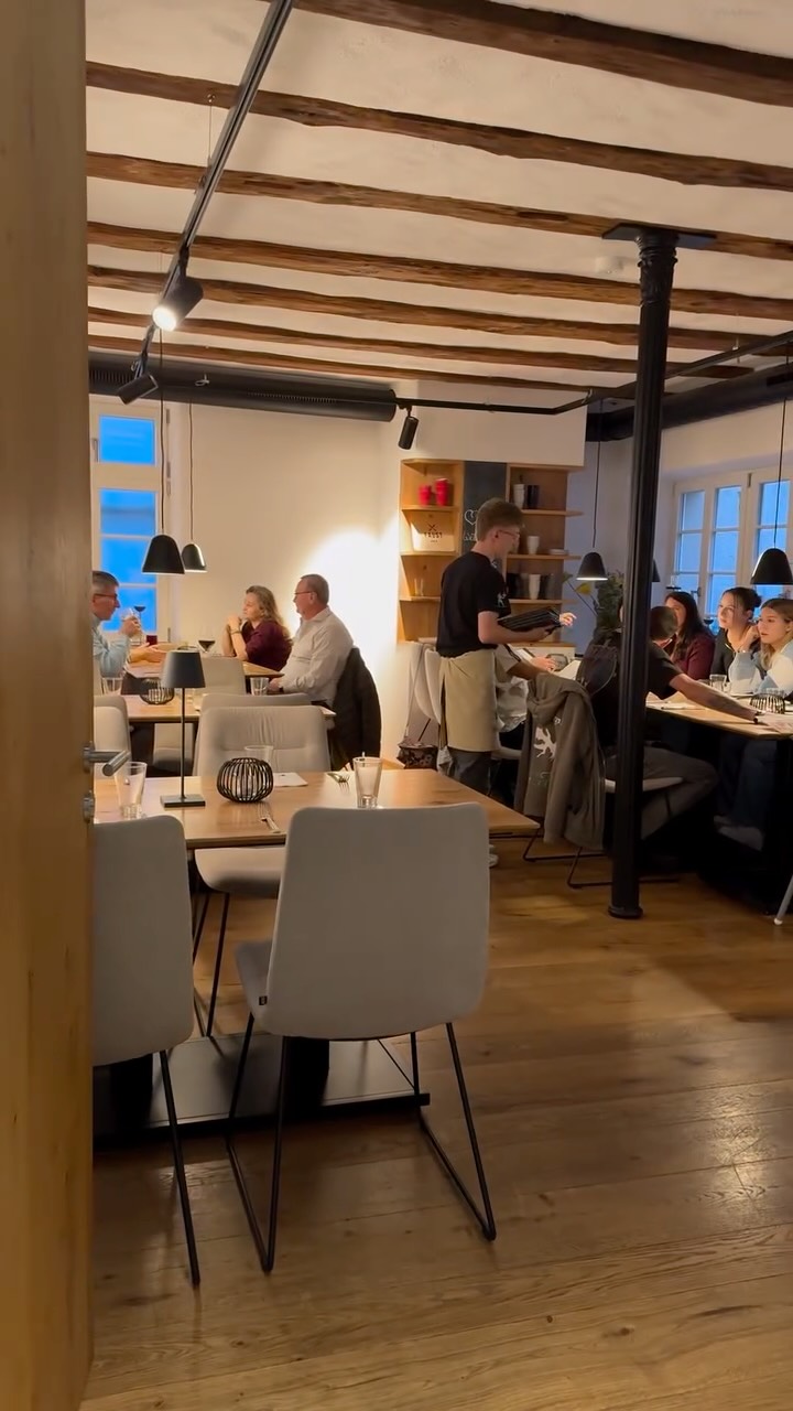 Manchmal braucht es keine großen Pläne –
nur cozy Vibes, gutes Essen und einen Platz zum Wohlfühlen 🤍
Wir freuen uns auf euch im Gasthaus Faust 🍽️✨
#knittlingen #enzkreis #faustgeburtshaus #welovefaust#gasthausfaust #dasfaust#gasthaus #appartements #dasfaustknittlingen #faustappartements#food #catering #foodlover