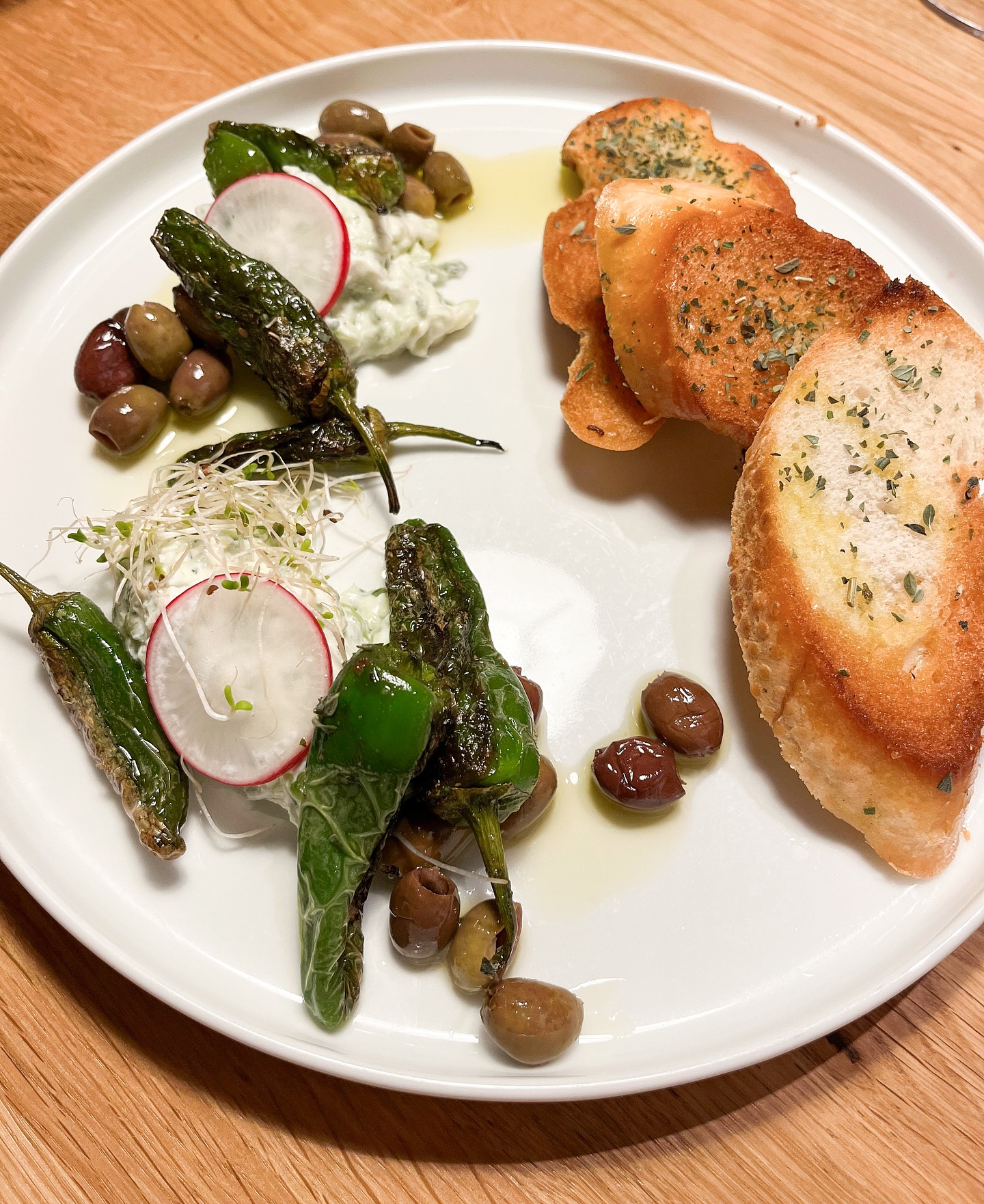 Ein genussvoller Start in den Abend – Kostas Tsatsiki, Pimientos de Padrón, Oliven und Röstbrot 🫒🪴🍽️✨

#knittlingen #enzkreis #faustgeburtshaus  #welovefaust#gasthausfaust #dasfaust#gasthaus #appartements #dasfaustknittlingen #faustappartements#food #catering #foodlover