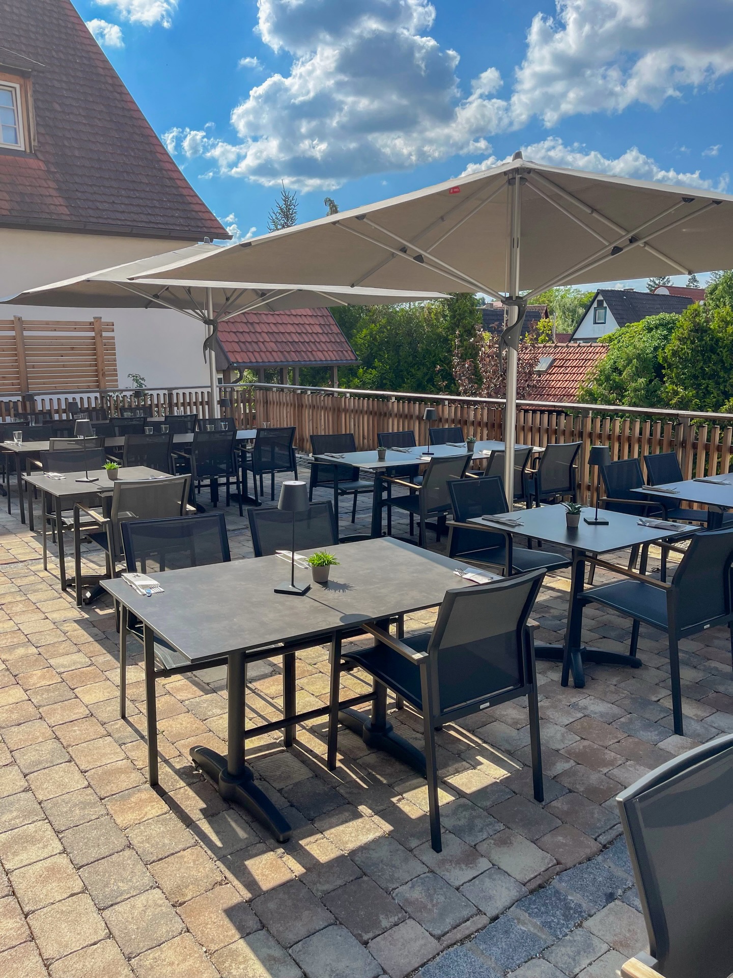 🌷 Der Frühling schaut langsam vorbei – und wir sind bereit!
Am Samstag bauen wir unsere Außenbestuhlung auf der Sonnenterrasse auf. Perfekt, um die warmen Sonnenstrahlen bei uns zu genießen. ☀️
Und am Sonntag haben wir etwas Besonderes für euch:
Wir öffnen nachmittags durchgehend und bieten eine kleine Sonderkarte an.
Ideal für:
🚶♂️ Wanderer
🚴♀️ Fahrradfahrer / Radlerpause
🔋 kurzer Tankstopp fürs Fahrrad
☕ Kaffee & eine kleine Stärkung
Kommt vorbei im Gasthaus Faust und genießt das Frühlingswetter mit uns! 🌼
#knittlingen #enzkreis #faustgeburtshaus #welovefaust#gasthausfaust dasfaustgasthaus appartementsfaustappartements dasfaustknittlingen food catering foodlover