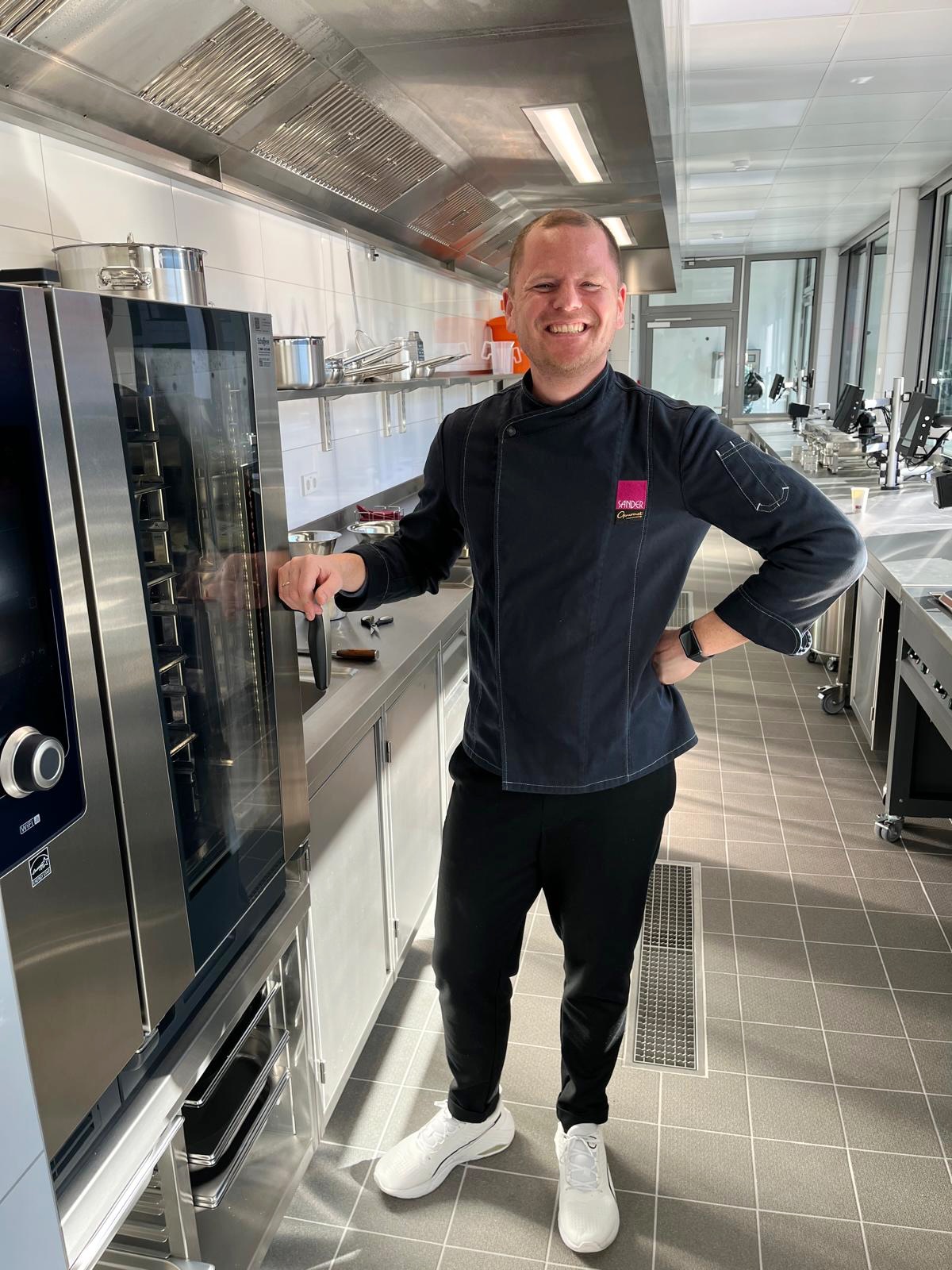 Heute war unser erster Tag mit der Foodstation bei @richardwolfgroup 🚚✨
Vielen Dank an alle, die heute vorbeigekommen sind – wir haben uns riesig gefreut! 🙌 Wir freuen uns auf eine tolle gemeinsame Zeit 🍽️
#knittlingen #enzkreis #faustgeburtshaus #welovefaust#gasthausfaust dasfaustgasthaus appartementsfaustappartements dasfaustknittlingen food catering foodlover