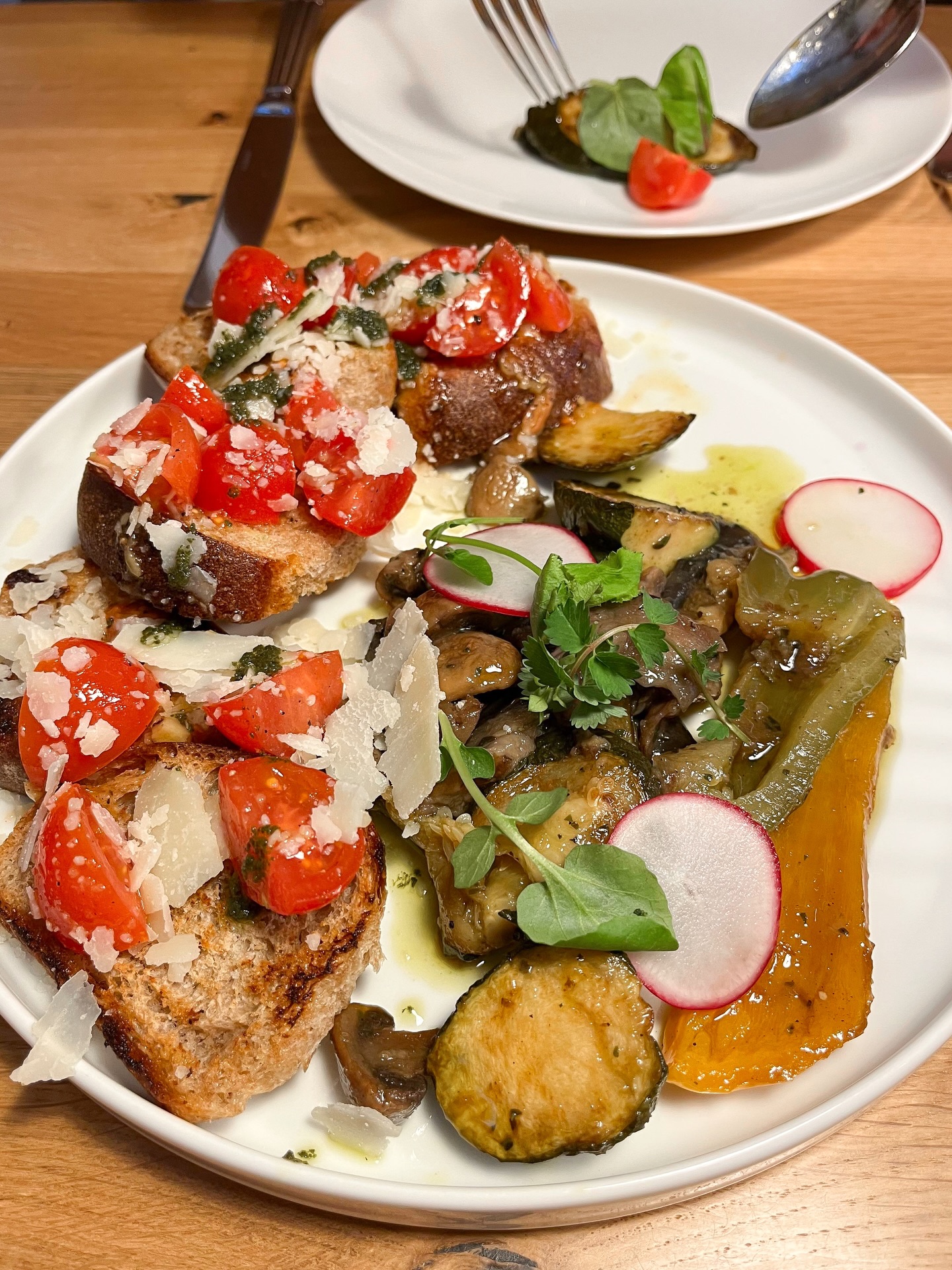 Kleine Teller, große Vielfalt: Tapas, Bruschetta, gegrilltes Gemüse – verfeinert mit Parmesan. 🌿🧀

#knittlingen #enzkreis #faustgeburtshaus  #welovefaust#gasthausfaust dasfaustgasthaus appartementsfaustappartements dasfaustknittlingen food catering foodlover